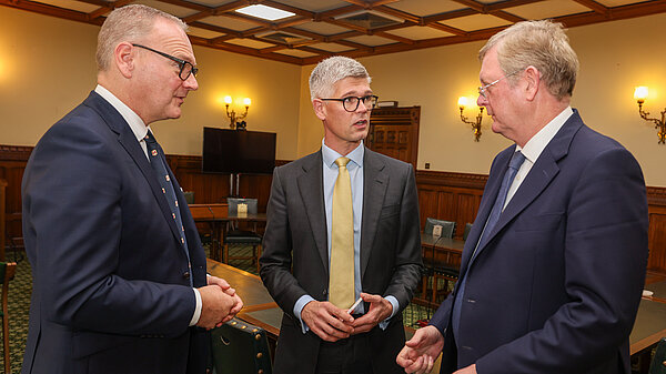 Al speaking with parliament colleagues